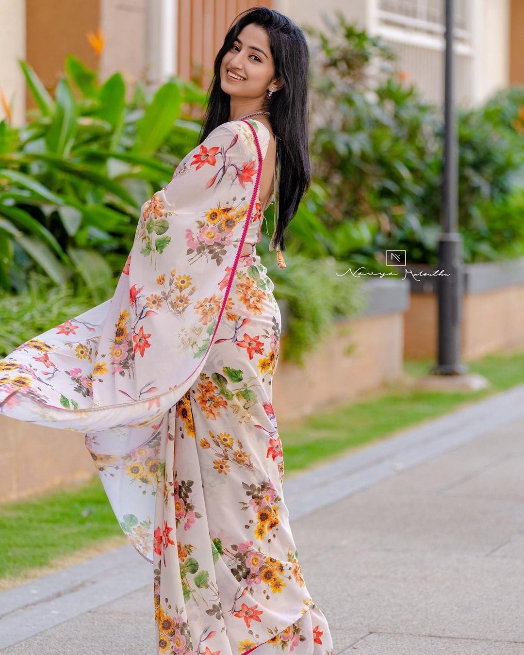 Off White Floral Digital Printed Bollywood Choiced Georgette Saree