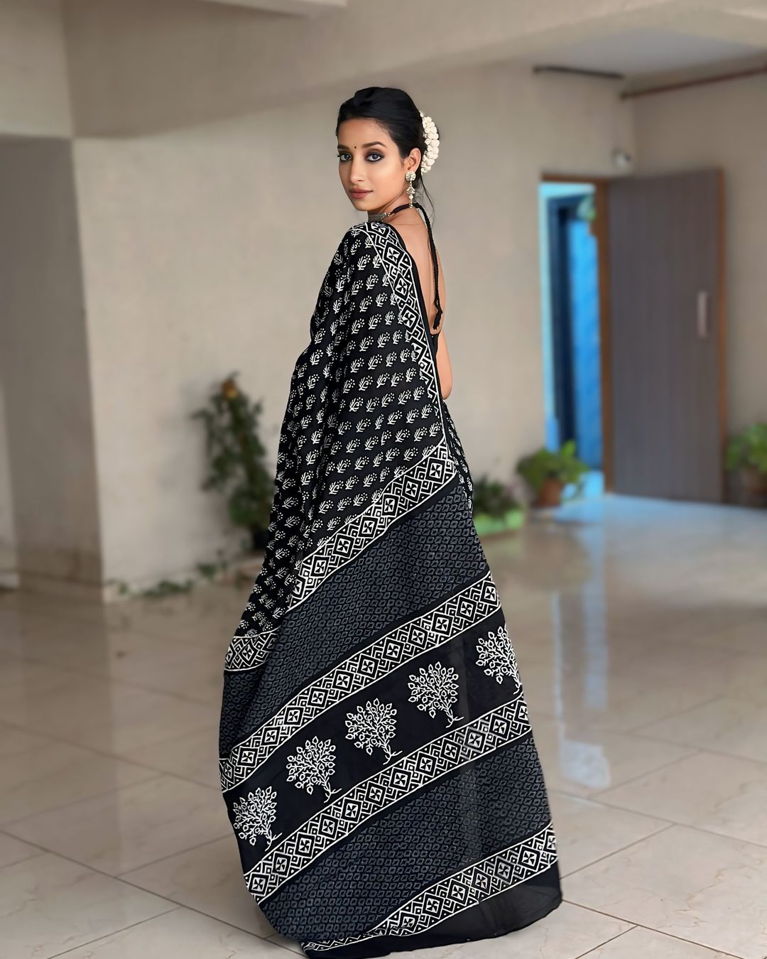 One Minute Ready To Wear Black Printed Daily Wear Cotton Linen Saree