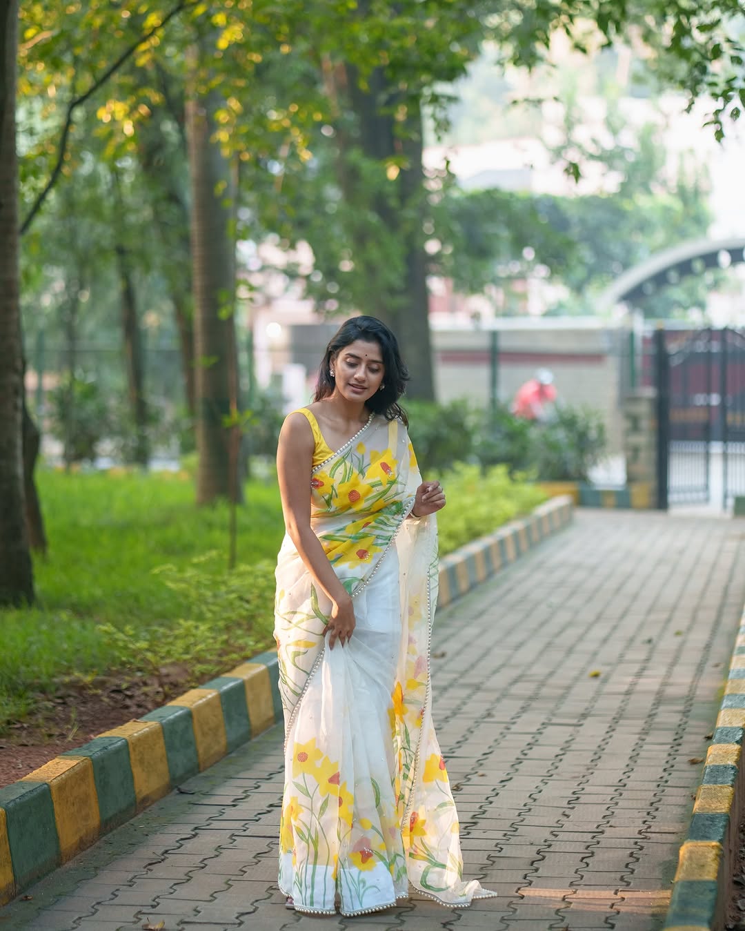 One Minute Ready To Wear Engrossing Off White Organza Silk Saree with Stitch Blouse