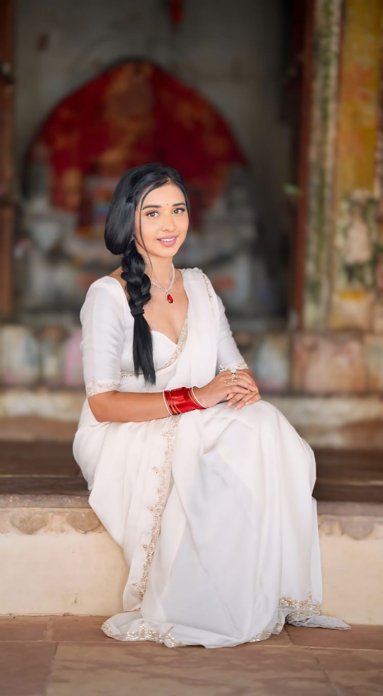 One Minute Ready To Wear Classic Graceful Elegance White Saree With Stitch Blouse